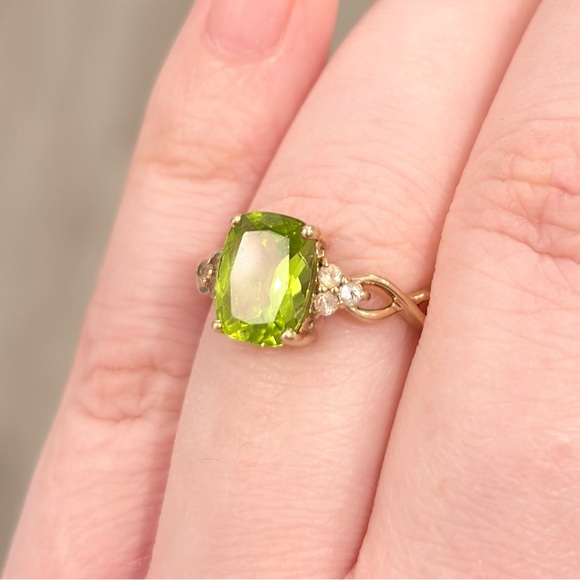 Vintage 10K Gold Peridot Ring: Filigree Band, Quartz Accents, Size 6.75 - Picture 6 of 11